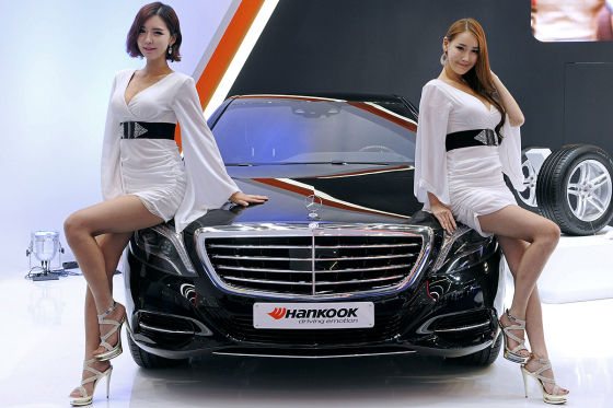 Mercedes mit Hostessen