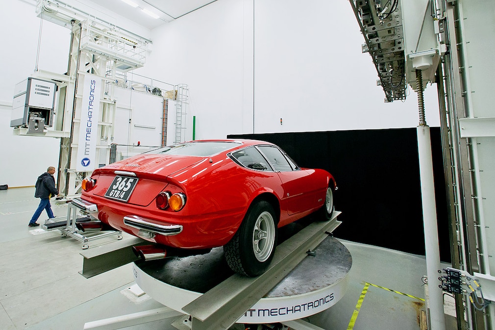 Ein Ferrari 365 GTB/4 "Daytona" von 1969 steht am 29.10.2014 im Fraunhofer-Institut in Fürth (Bayern) auf einem groﬂen Röntgen-Gerät. Das Auto ist eines von insgesamt zehn Ferraris aus den Jahren 1920 bis 1980, die der britische Röntgenkünstler Nick Veasey mit dem Röntgen-Gerät des Instituts durchleuchten will