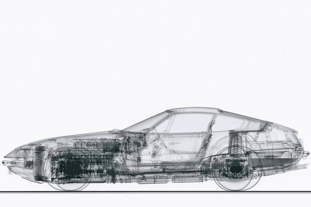 Röntgen-Aufnahme eines Ferraris 365 GTB/4 "Daytona" von 1969, aufgenommen auf einem groﬂen Röntgen-Gerät im Fraunhofer-Institut in Fürth (Bayern). Das Auto ist eines von insgesamt zehn Ferraris aus den Jahren 1920 bis 1980, die der britische Röntgenkünstler Nick Veasey mit dem Röntgen-Gerät des Instituts durchleuchten will