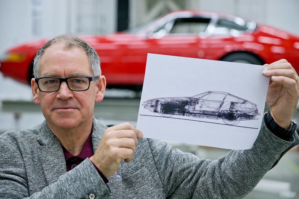 Röntgenkünstler Nick Veasey mit einer Röntgenaufnahme eines Ferrari