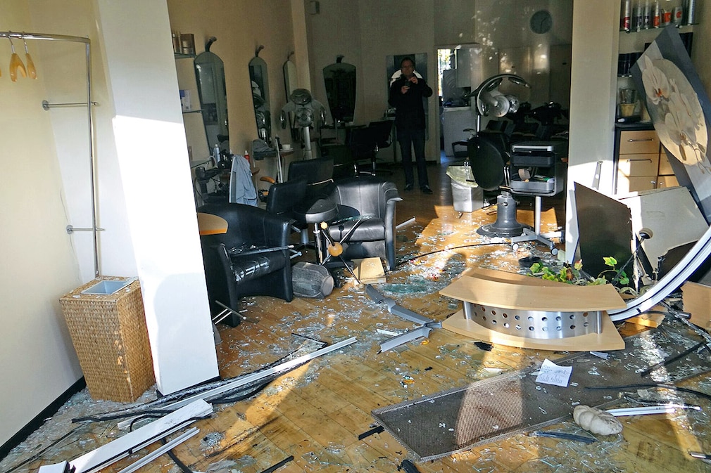 Der zerstörte Empfangs- und Wartebereich eines Friseursalons aufgenommen am 07.11.2014 nach einem Unfall in Norderstedt