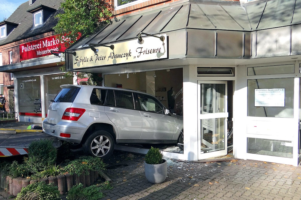 Rentner rast in Norderstedt (9.11.2014) in einen Friseursalon