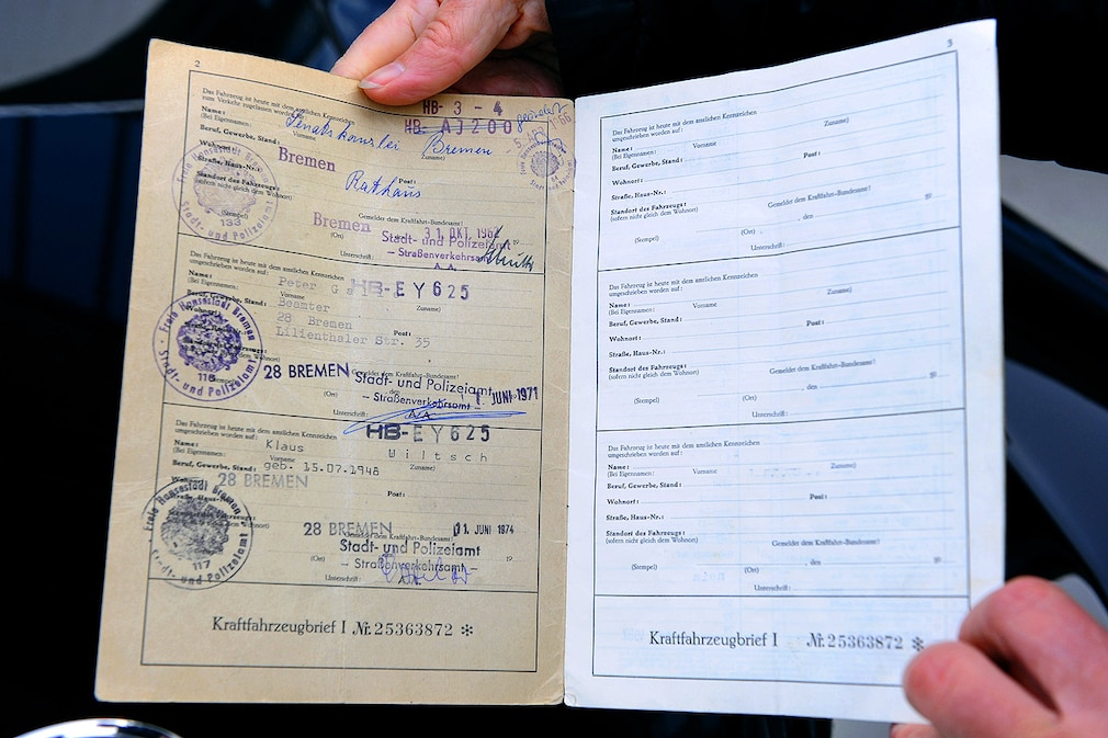 Die Direktorin des Bremer Focke-Museums, von der Haar, präsentiert am 21.11.2014 vor dem Schuppen Eins in Bremen den Original-Fahrzeugbrief des einstigen Dienstwagens des Bremer Nachkriegs-Bürgermeisters Wilhelm Kaisen