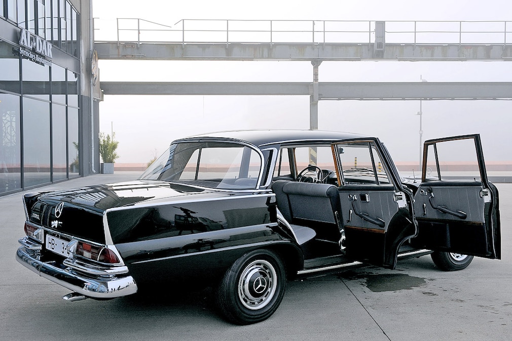 Der einstige Dienstwagen des Bremer Nachkriegs-Bürgermeisters Wilhelm Kaisen steht am 21.11.2014, kurz vor seiner offiziellen Übergabe an das Bremer Focke-Museum, vor dem Schuppen Eins in der Überseestadt von Bremen