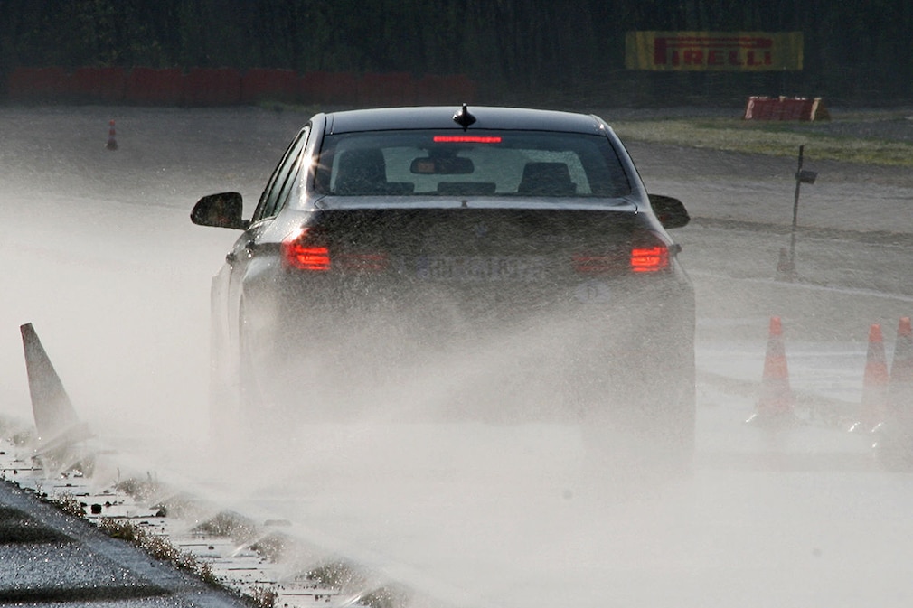 BMW 3er, Winterreifen-Test: Bremsen bei Nässe