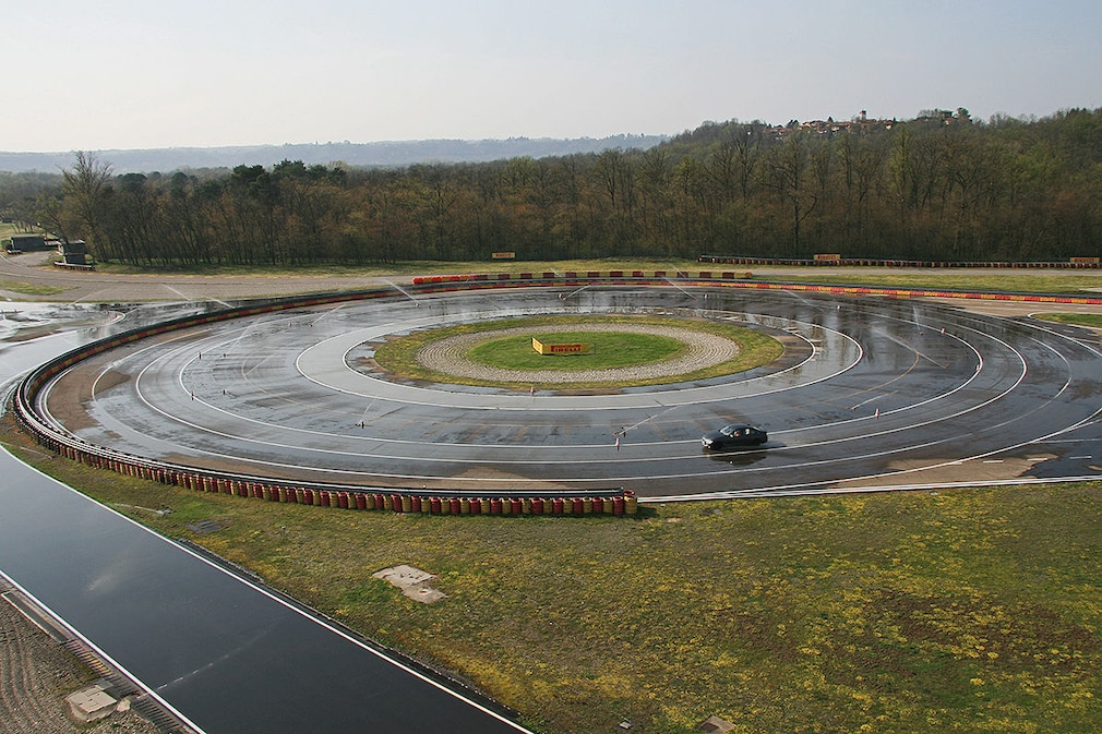 BMW 3er, Winterreifen-Test: Fahren auf der nassen Kreisbahn