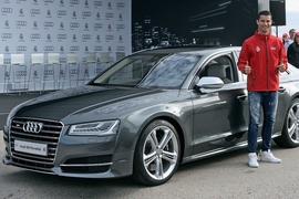 Cristiano Ronaldo von Real Madrid mit seinem neuen Audi S8