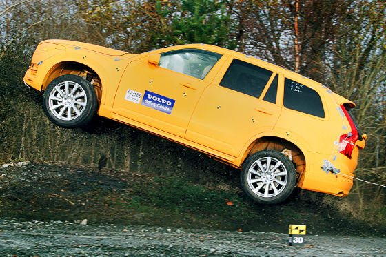 Auf der Grundlage realer Unfalldaten hat Volvo drei Crashtest-Verfahren namens „Graben“, „Durch die Luft“ und „Unwegsames Gelände“ entwickelt, mit denen die Folgen verschiedener Unfallszenarien beim Abkommen von der Straße bewertet werden