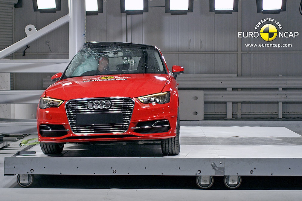 Audi A3 Sportback e-tron - Pole crash