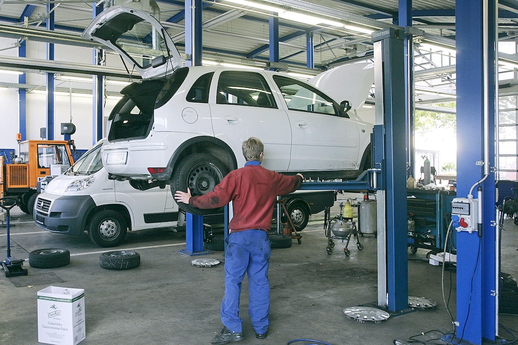 Reifenwechsel in den Kommunalen Kfz-Werkstätten Betriebshöfe der Stadt Ruesselsheim in der Johann-Sebastian-Bach-Strasse