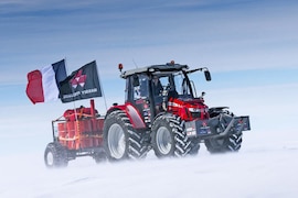 Antarctica2: the exciting tractor expedition departed into the vast icescape for its 5000 km journey. 