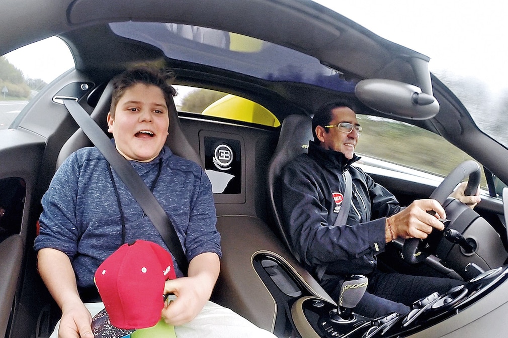 Ein Kindertraum wurde wahr David (13 Krebskrank) durfte im schnellsten Serienauto der Welt einem Bugatti Veyron Grand Vitesse  mitfahren
