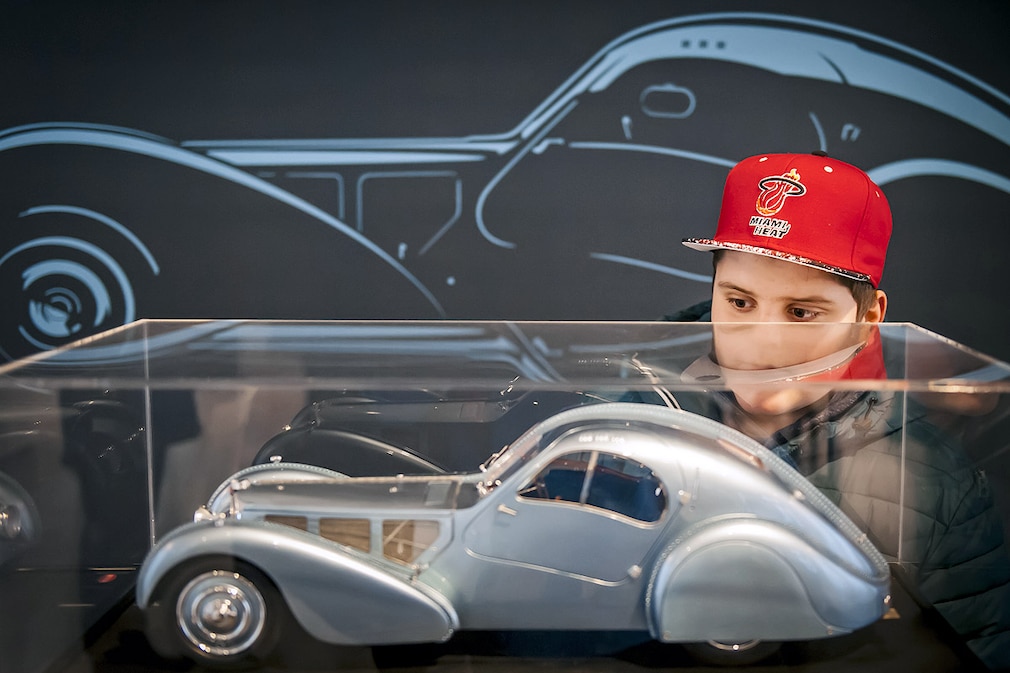 Ein Kindertraum wurde wahr David (13 Krebskrank) durfte im schnellsten Serienauto der Welt einem Bugatti Veyron Grand Vitesse  mitfahren