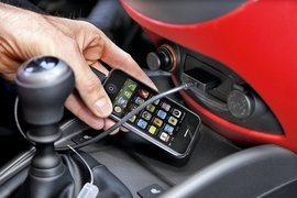 Symbolbild: Handy im Auto