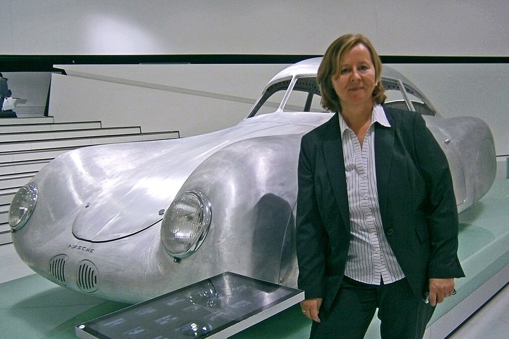 Dr. Iris Steineck ( Enkelin von Erwin Komenda) am Porsche 60K10/Typ 64