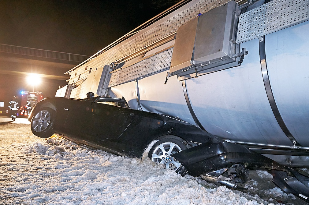Ein Auto ist am 04.01.2015 auf der Autobahn A61 bei Emmelshausen (Rheinland-Pfalz) von einem umgestürzten Tanklastwagen begraben worden