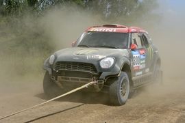 Juan Romas Mini wird bei der Dakar 2015 abgeschleppt