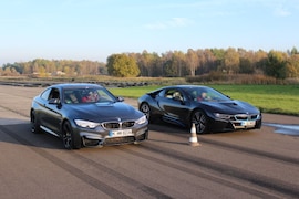 BMW M4 vs i8