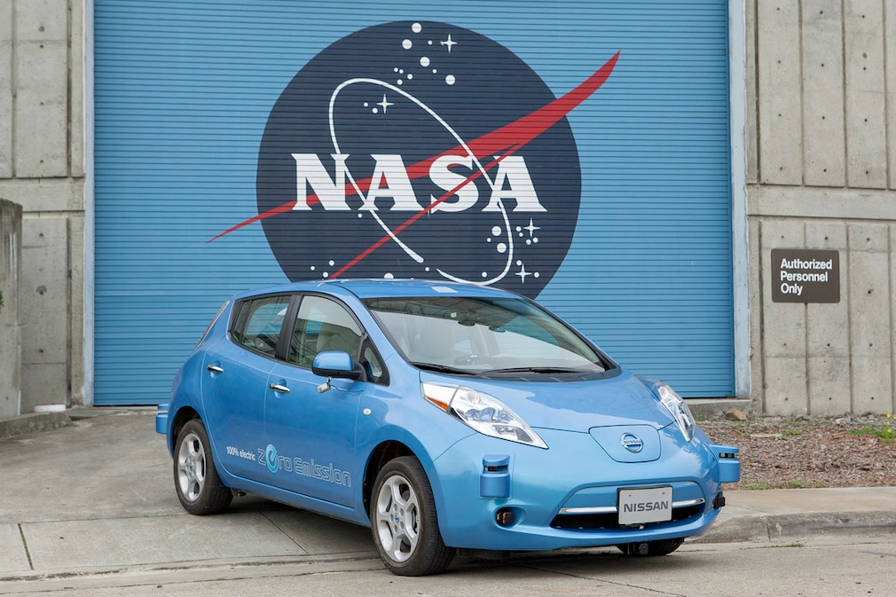 Nissan Leaf vor einem Tor mit NASA-Schriftzug