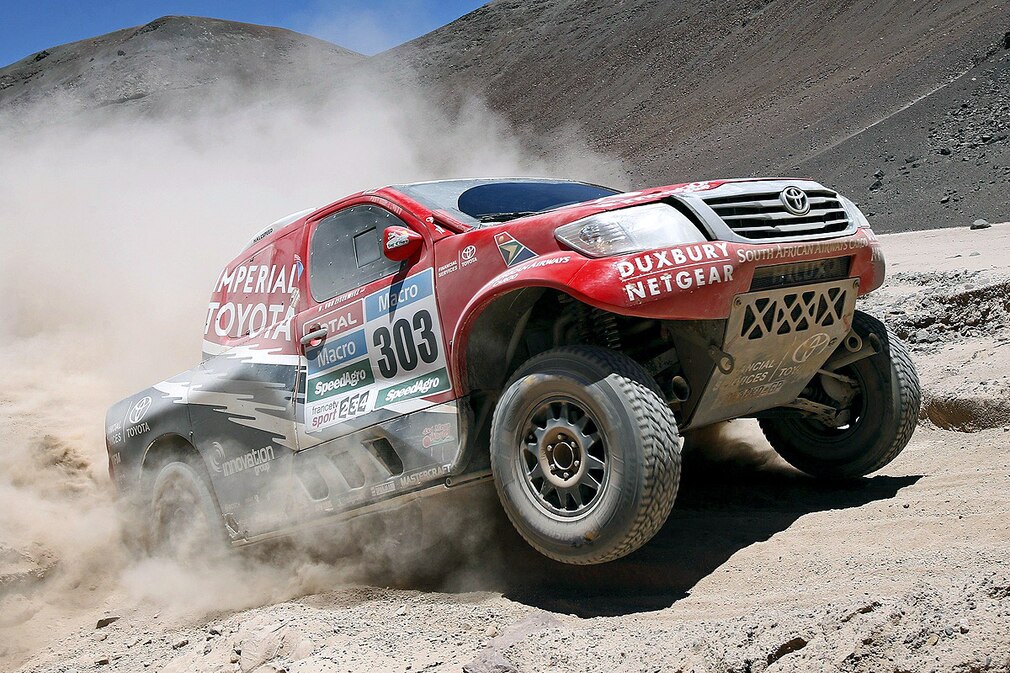 South African driver Giniel de Villiers of the Toyota team competes in the fifth stage of the Rally Dakar 2015 between Copiapo and Antofagasta in Chile