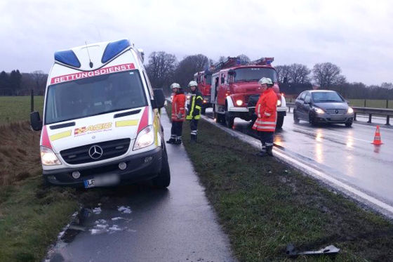Rettungswagen auf dem Weg zu einem Unfall im Grünstreifen stecken