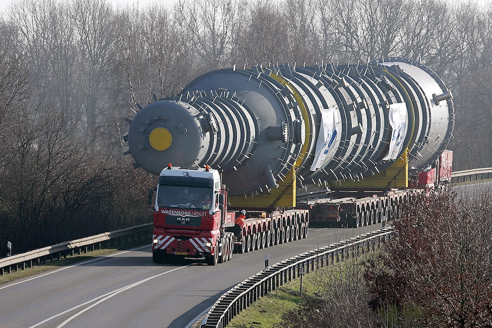Ein Schwertransporter (88 Meter lang und 413 Tonnen schwer) fährt am Sonntag (25.01.2009) in Haselünne (Landkreis Emsland) über eine Straße. Wegen eines technisches Defekts musste der Transport schon drei Kilometer nach dem Start in Haselünne den ersten Zwangsstopp einlegen. Nach Angaben der Polizei hatte sich bei dem schwersten von insgesamt drei Fahrzeugen eines Konvois eine Deichsel verbogen. Sie wurde an Ort und Stelle ausgetauscht. Insgesamt drei Fahrzeuge, das längste von ihnen ist knapp 90 Meter lang, transportieren Teile für eine polnische Erdölraffinerie zum Ems-Hafen nach Meppen. Für die 47 Kilometer lange Strecke sind acht Stunden Fahrt geplant.