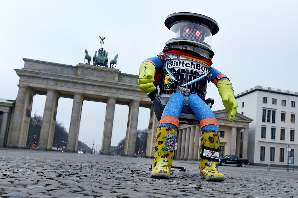 Der Roboter hitchBOT steht am 18.02.2015 in Berlin am Brandenburger Tor