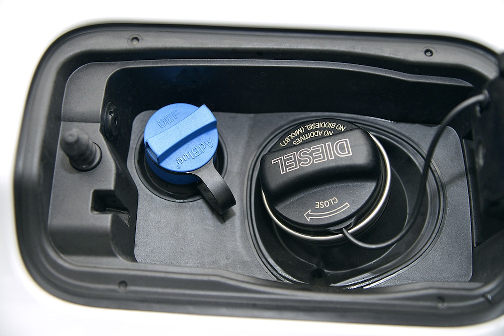 TOTAL und BMW starten Feldtest zu innovativer AdBlue®-Tanktechnik für saubere Dieselfahrzeuge
