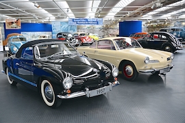 Prototyp des Karmann Ghia Cabriolets (schwarz) daneben Designstudie von 1962 (elfenbein)