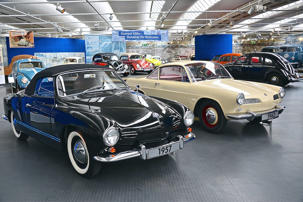 Prototyp des Karmann Ghia Cabriolets (schwarz) daneben Designstudie von 1962 (elfenbein)