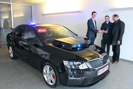 Polizeiauto Skoda Octavia mit Nummernschildscanner auf der Haube
