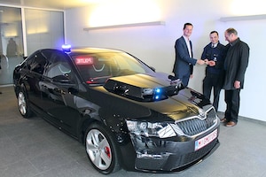 Polizeiauto Skoda Octavia mit Nummernschildscanner auf der Haube