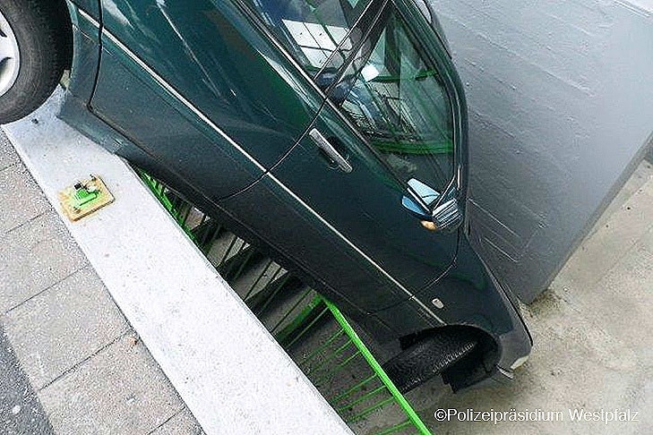 Auto "parkt" in Treppenabgang