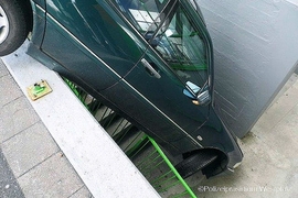 Auto "parkt" in Treppenabgang