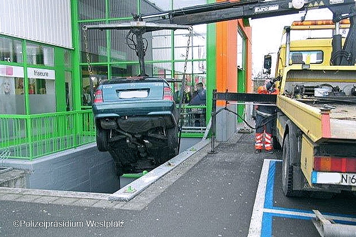 Auto kippt in Treppenschacht