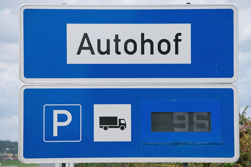 Ein Hinweisschild zur Unterstützung des telematischen LKW-Parkens mit der Aufschrift Autohof steht am 11.08.2014 auf der Autobahn 6 bei Bad Rappenau und zeigt die verfügbaren Stellplätze für LKWs auf dem nächsten Autohof an
