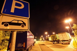 Lkw parkt abends in zweiter Reihe auf einer Raststätte