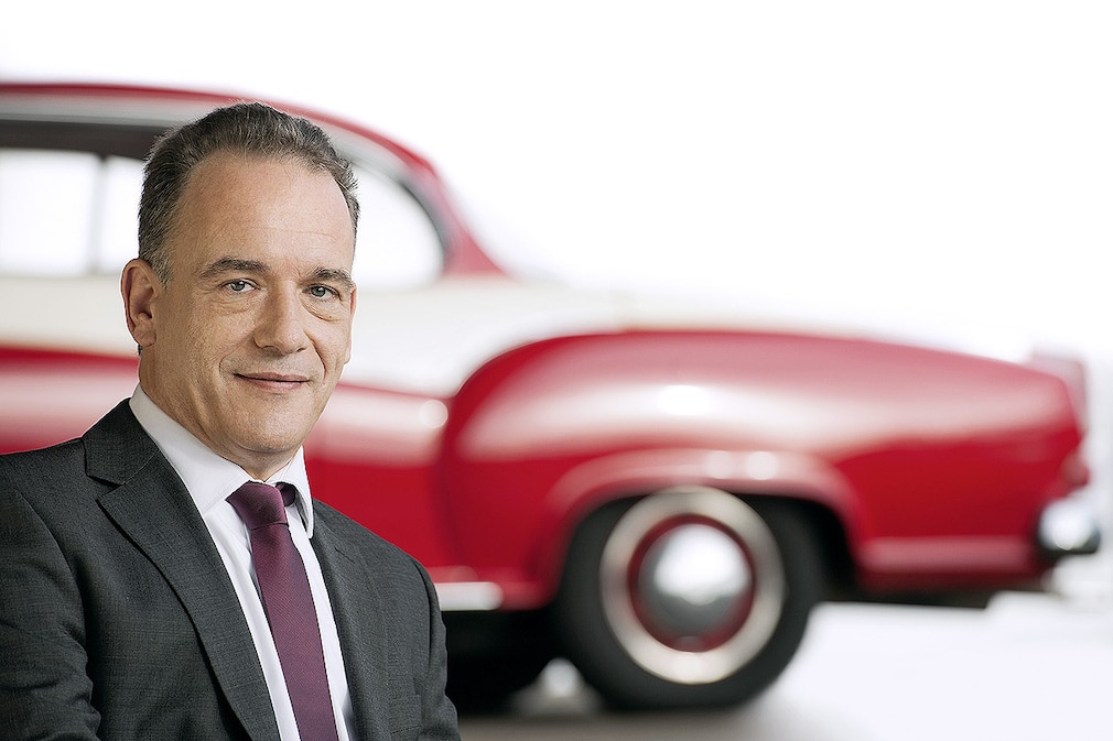 Christian Borgward vor einer Borgward Isabella