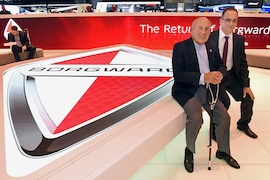 Der ehemalige britische Automobilrennfahrer Sir Stirling Crauford Moss (l) und Christian Borgward, Enkel des Automobilpioniers Carl Friedrich Wilhelm Borgward, posieren am 03.03.2015, dem ersten Pressetag, im Palexpo Messegelände beim 85. Automobil-Salon in Genf vor dem Logo des ehemaligen Automobilbauers Borgward