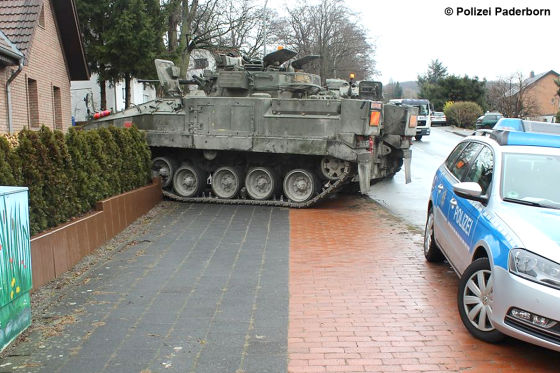 Panzer rollt in Vorgarten