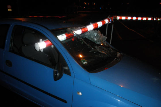 Bahnschranke spießt Opel Corsa in Haldensleben auf (18. Februar 2015)