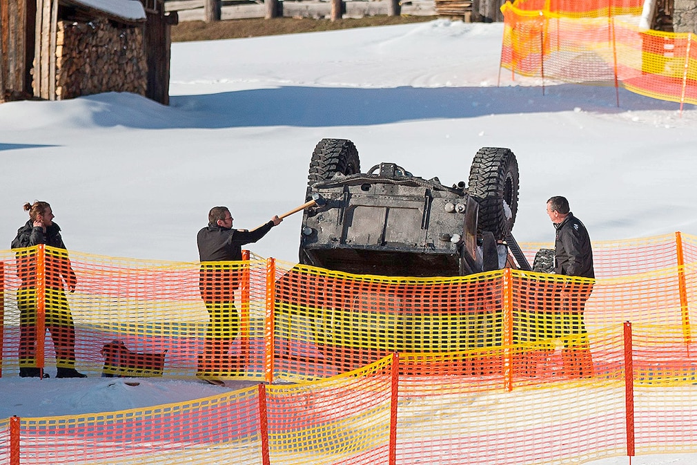 OBERTILLIACH - ÖSTERREICH: ZU APA0484 VOM 14.1.2015 - Aufbau der Filmkulisse für den 24. James Bond-Film "Spectre" am Mittwoch, 14. Jänner 2015, am nördlichen Ortsrand von Obertilliach in Osttirol. Ab Donnerstag sollen Dreharbeiten in der 693 Seelen-Gemeinde stattfinden.