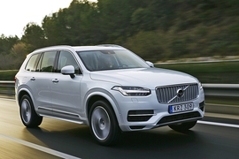 Volvo XC90 T8 Plug-in-Hybrid fahrend