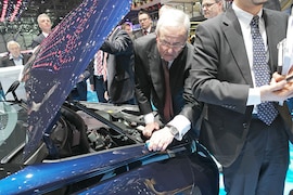VW-Chef Martin Winterkorn (M) sieht sich einen Toyota Mirai beim 85. Automobil-Salon in Genf an