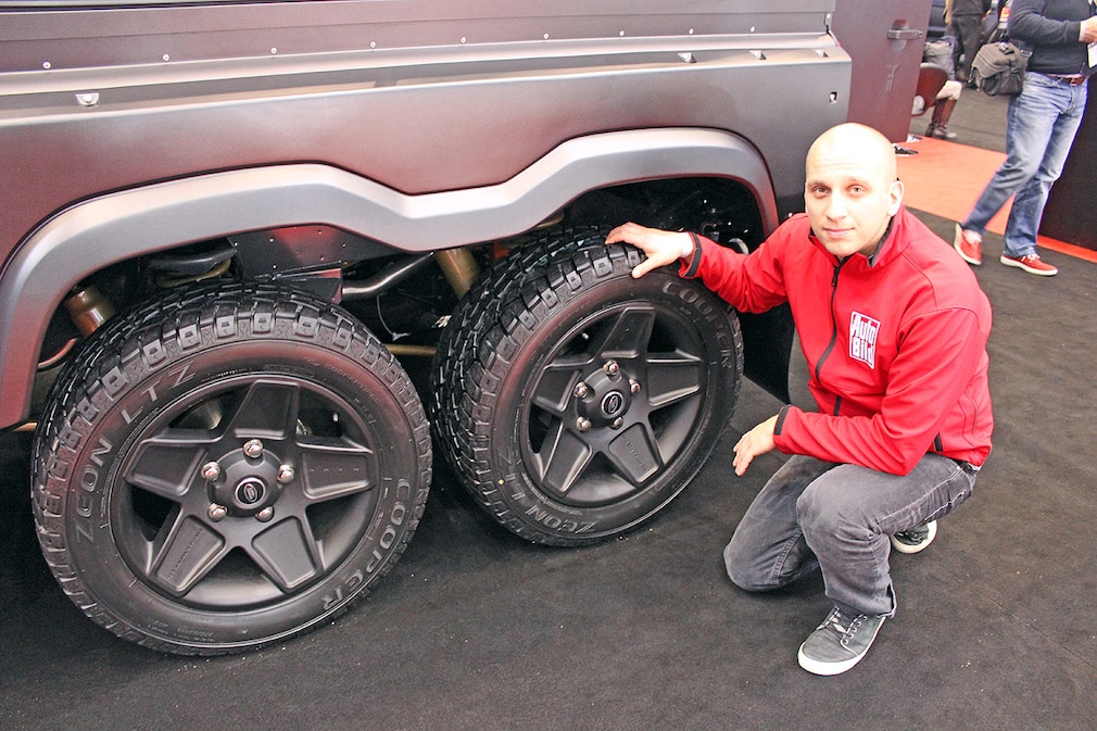 Land Rover Defender Flying Huntsman 6x6 Concept