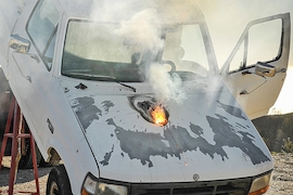 Militär-Laser brennt Loch in Truck