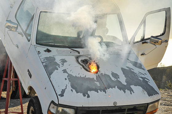 Militär-Laser brennt Loch in Truck