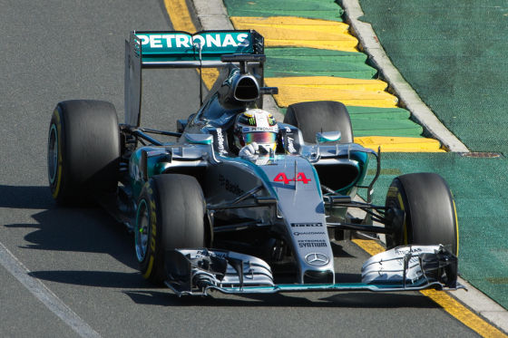 Nahaufnahme von Lewis Hamilton im F1-Auto