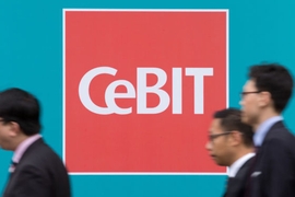 Cebit-Logo mit Messebesuchern