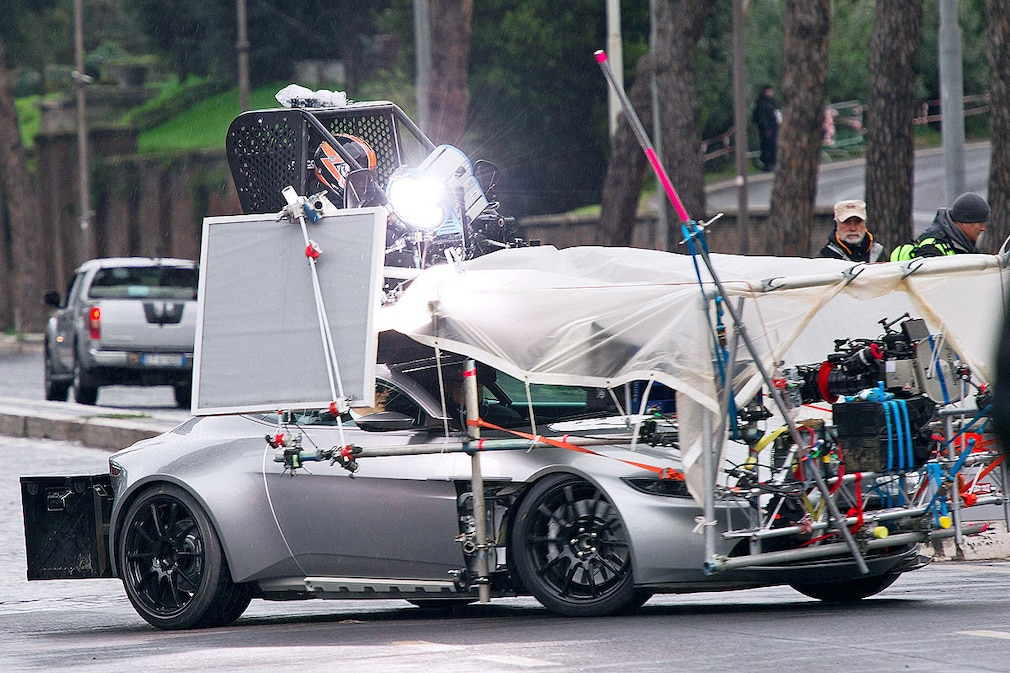 Aston Martin DB10 mit Stuntman